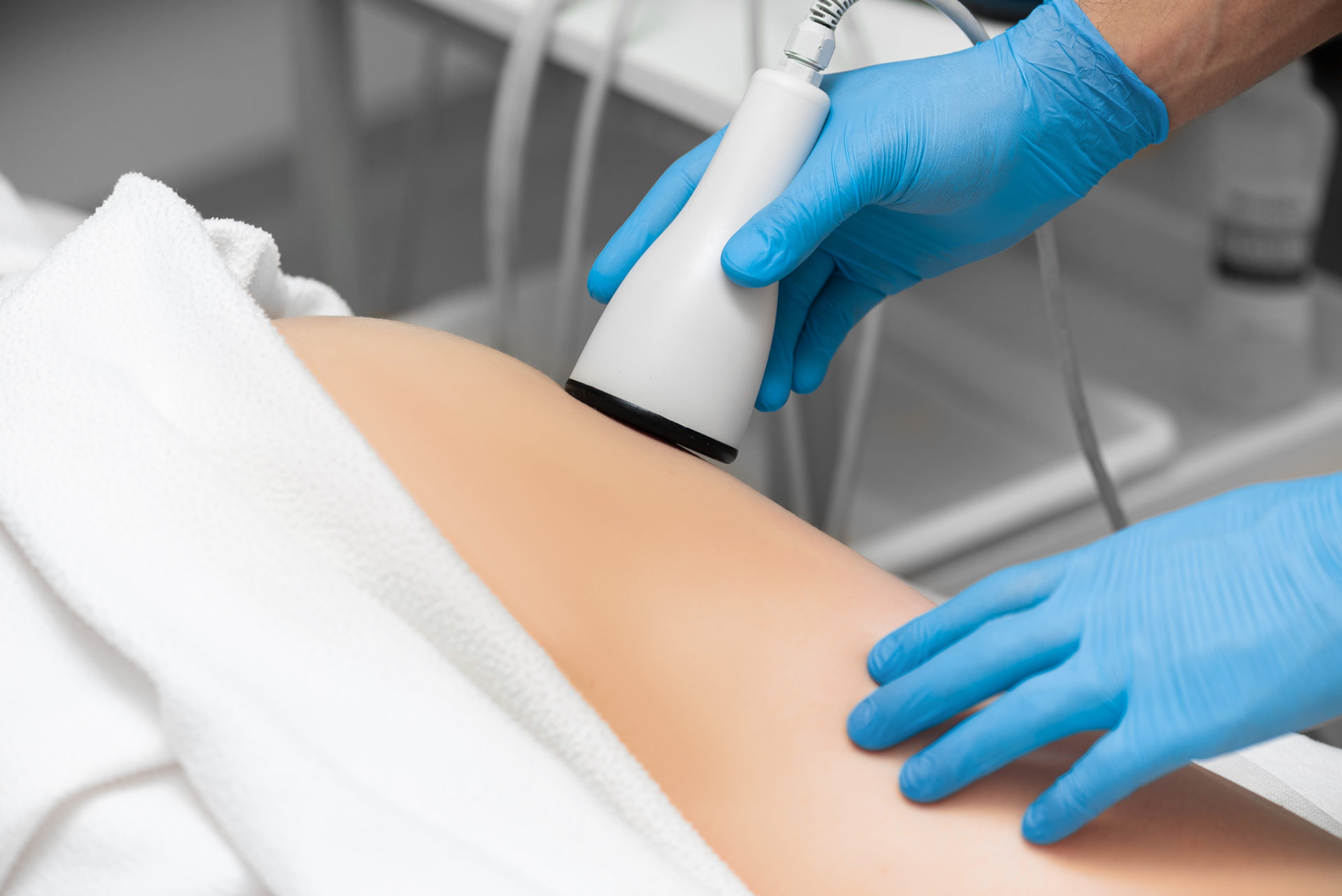 Anti-cellulite massage with ultrasound in a modern beauty parlor.