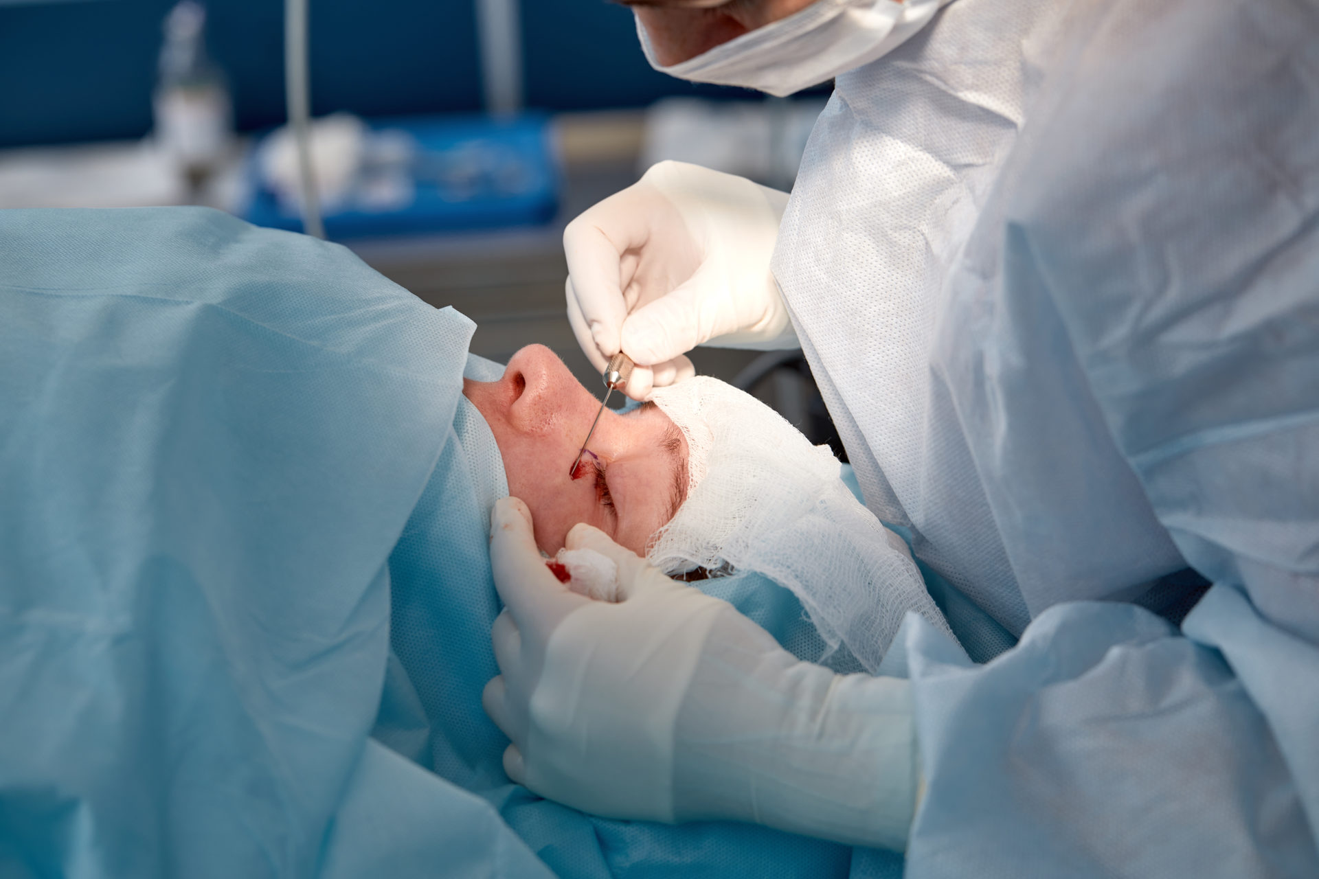 Patient får foretaget en øjenoperation på en operationsstue på Langelinie Privathospital