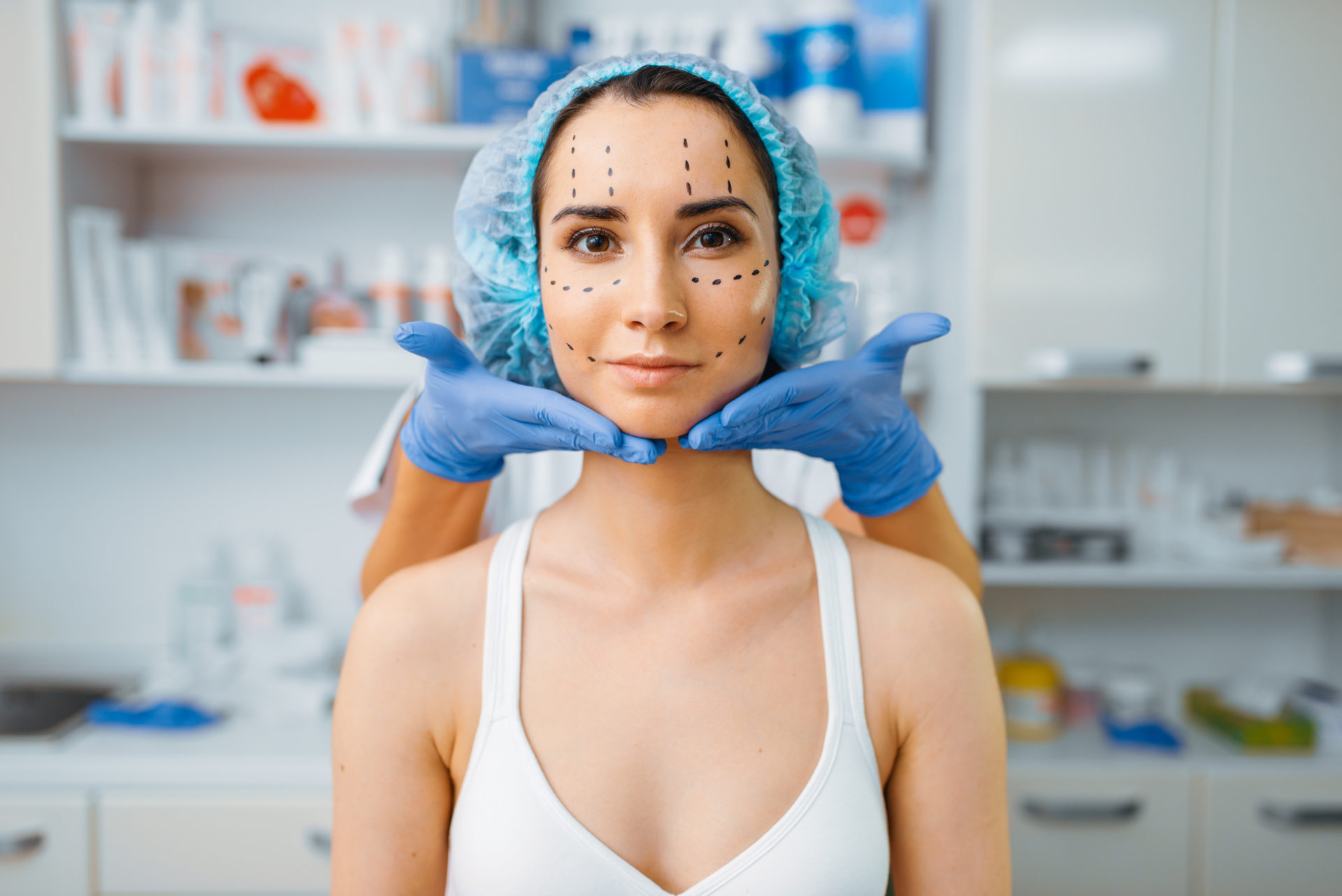 Kvinde gøres klar til ansigtsoperation. Er optegnet i ansigtet for at vise hvor indgrebet skal udføres.