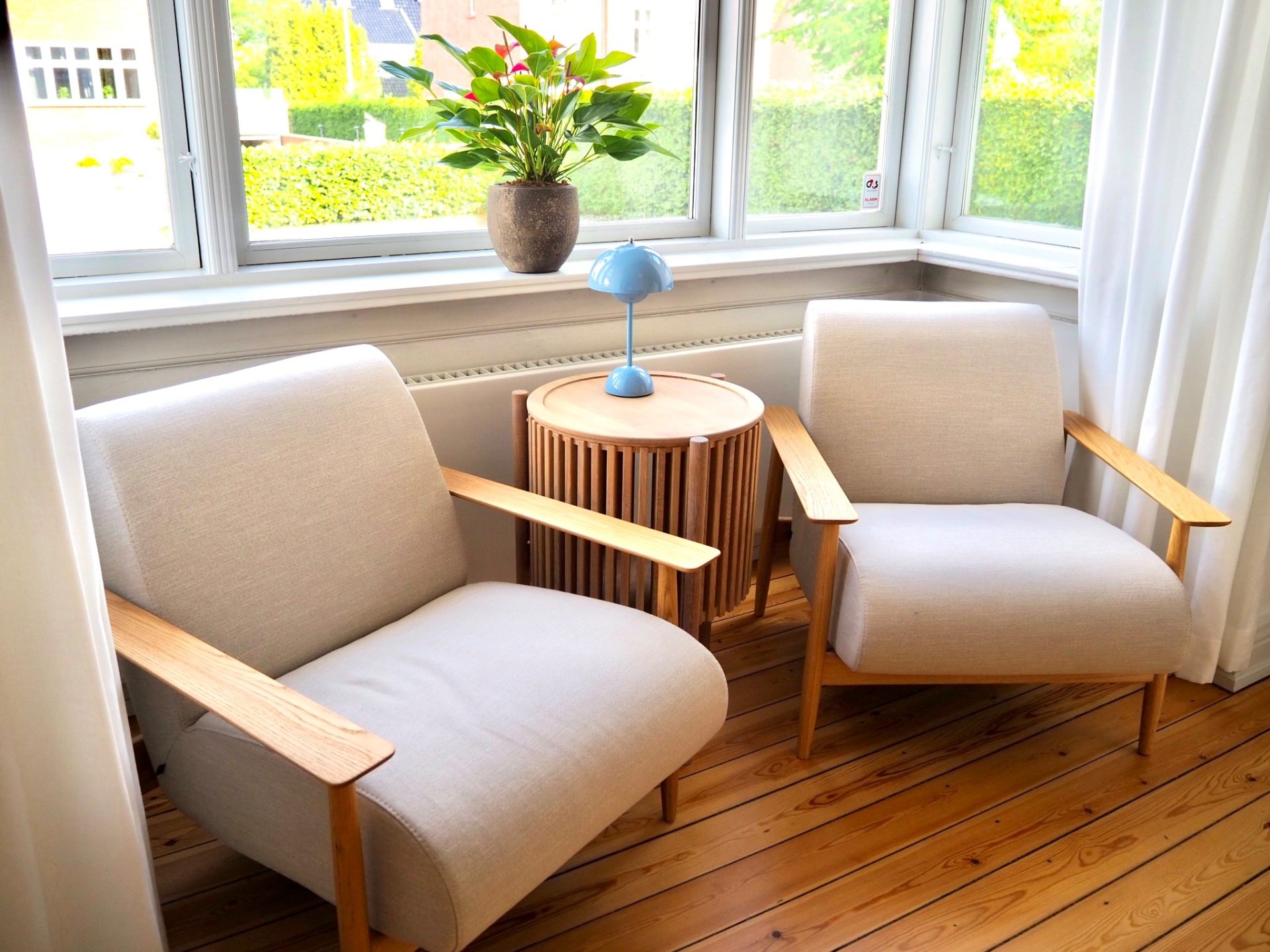 To stole ved bord i venteværelse på Langelinie Privathospital i Odense.